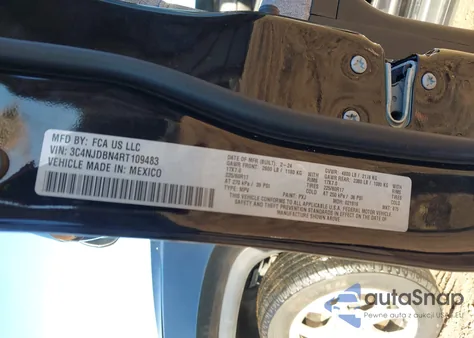 2024 Jeep Compass Latitude 4X4 z USA, uszkodzony, nr VIN 3C4NJDBN4RT109483